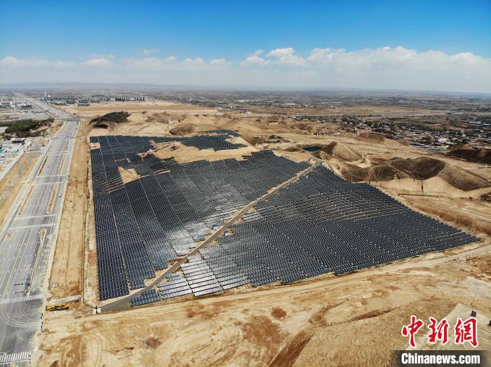 圖為該項(xiàng)目配套的10MW光伏發(fā)電場(chǎng)。　楊艷敏 攝