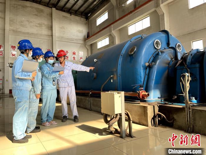 南方電網(wǎng)工作人員在貴港理昂生物質(zhì)發(fā)電有限公司開(kāi)展安全用電檢查工作。　韋振宏 攝