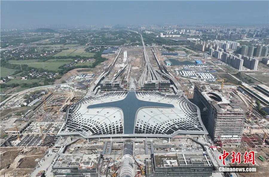2022年4月，航拍杭州西站屋頂?shù)墓夥M件。杭州西站光伏發(fā)電項(xiàng)目面積1.5萬(wàn)平方米，建成后預(yù)計(jì)年均發(fā)電量達(dá)231萬(wàn)度，每年可節(jié)約標(biāo)準(zhǔn)煤830余噸，減少二氧化碳排放量2300余噸。中新社記者 王剛 攝
